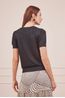 BLUSA-TRICOT-MANGA-CURTA-COM-DETALHE-NA-MANGA-PRETA-E-SAIA-ESTAMPA-DIMENSAO-3.jpg