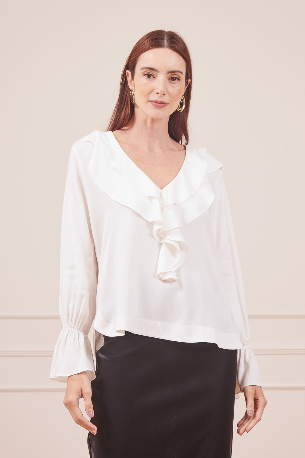 BATA-BRANCA-COM-BABADOS-NA-GOLA