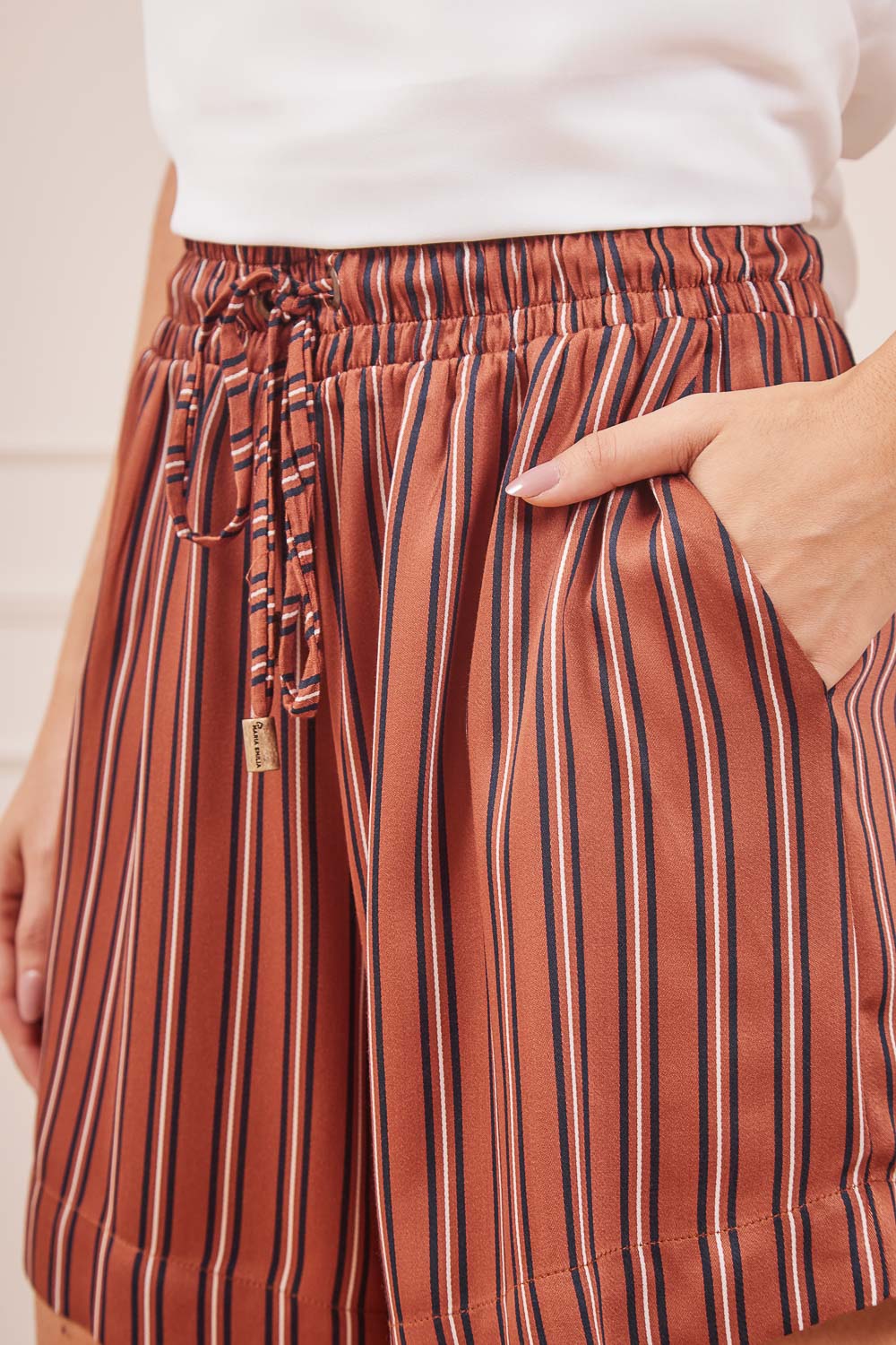 SHORT-ESTAMPA-LISTRA-MARROM-E-REGATA-CEDINHA-BRANCA-22--1-