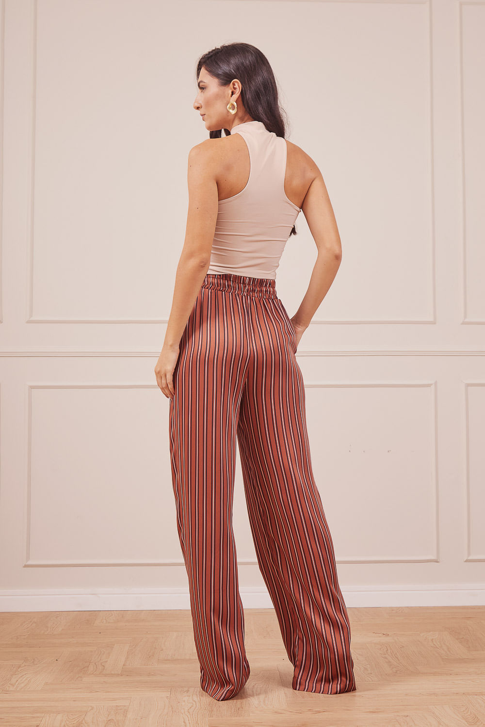 BLUSA-SUPLEX-GOLA-FUNCIONAL-BEGE-CALCA-E-CAMISA-ESTA-LISTRAS-MARROM-23