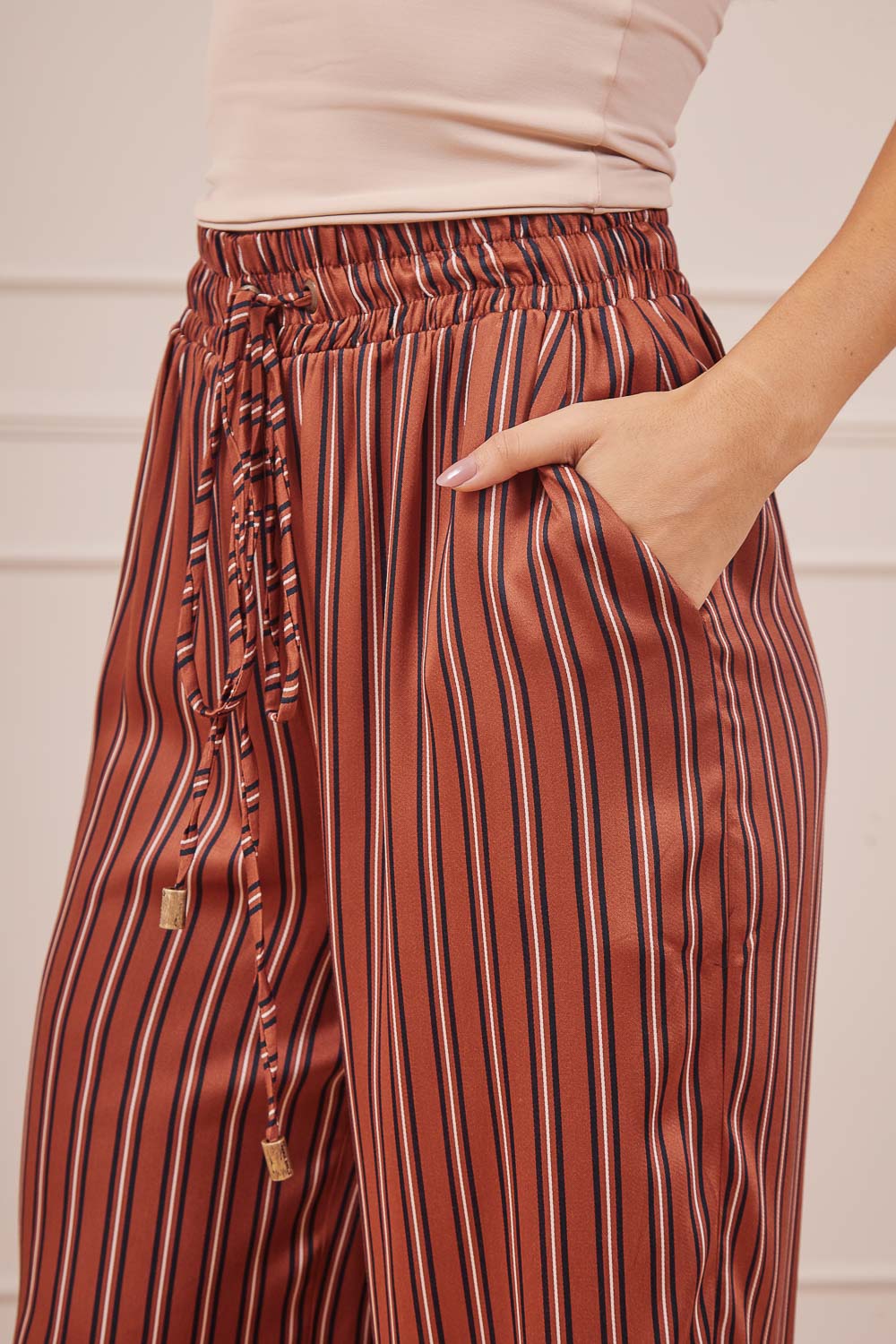 BLUSA-SUPLEX-GOLA-FUNCIONAL-BEGE-CALCA-E-CAMISA-ESTA-LISTRAS-MARROM-14