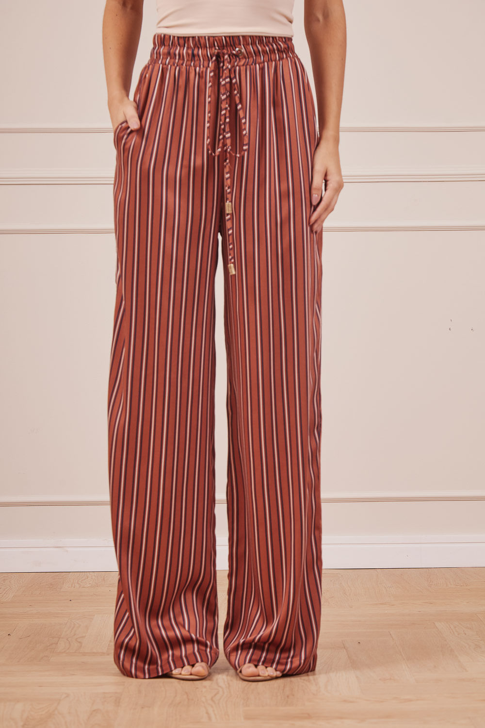 BLUSA-SUPLEX-GOLA-FUNCIONAL-BEGE-CALCA-E-CAMISA-ESTA-LISTRAS-MARROM-7