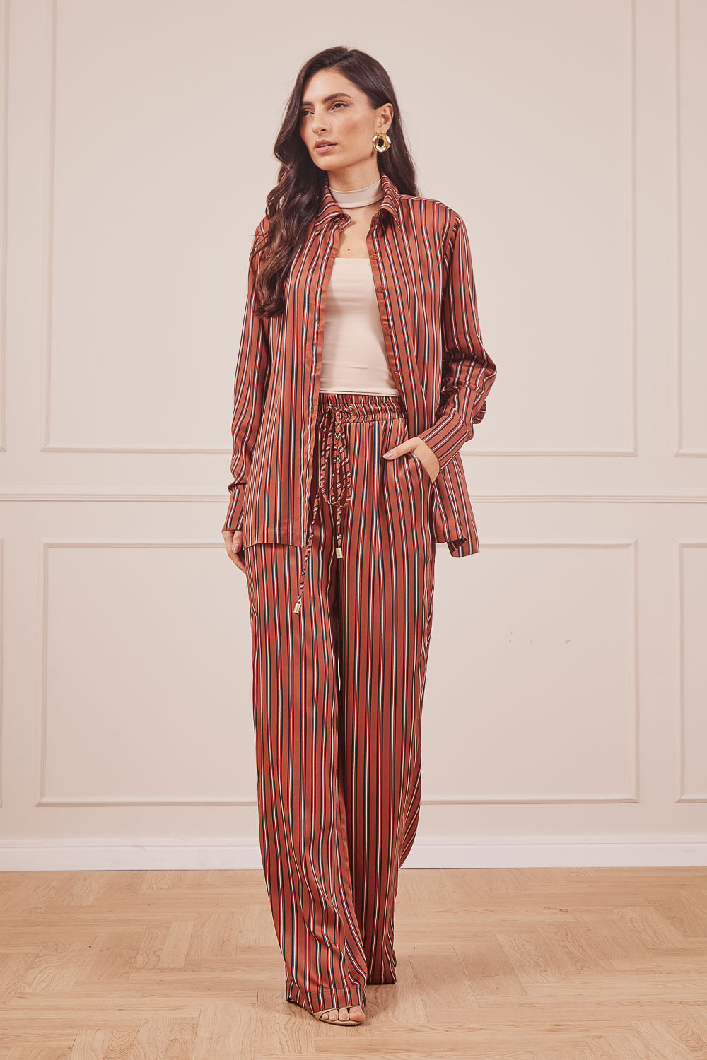 BLUSA-SUPLEX-GOLA-FUNCIONAL-BEGE-CALCA-E-CAMISA-ESTA-LISTRAS-MARROM-27