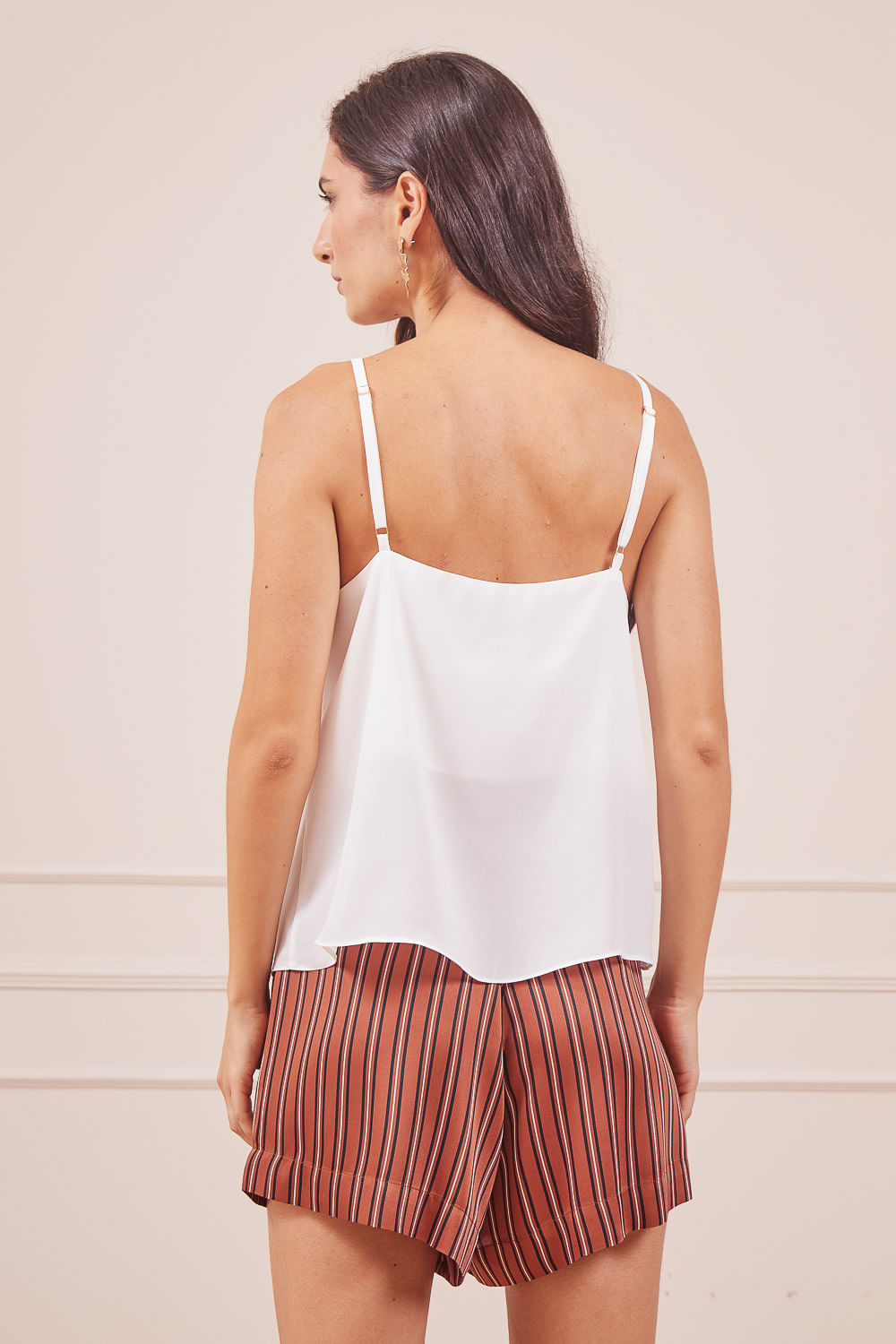 SHORT-ESTAMPA-LISTRA-MARROM-E-REGATA-CEDINHA-BRANCA-11