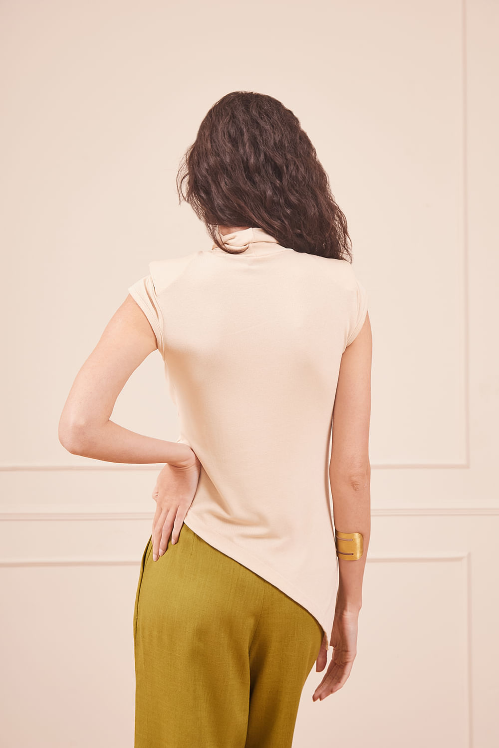 BLUSA-ASSIMETRICA-COM-OMBREIRA-CREME-12