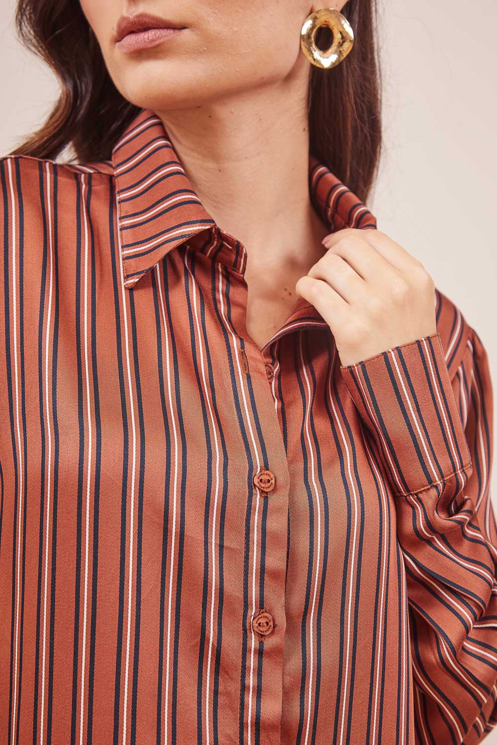 BLUSA-SUPLEX-GOLA-FUNCIONAL-BEGE-CALCA-E-CAMISA-ESTA-LISTRAS-MARROM-36