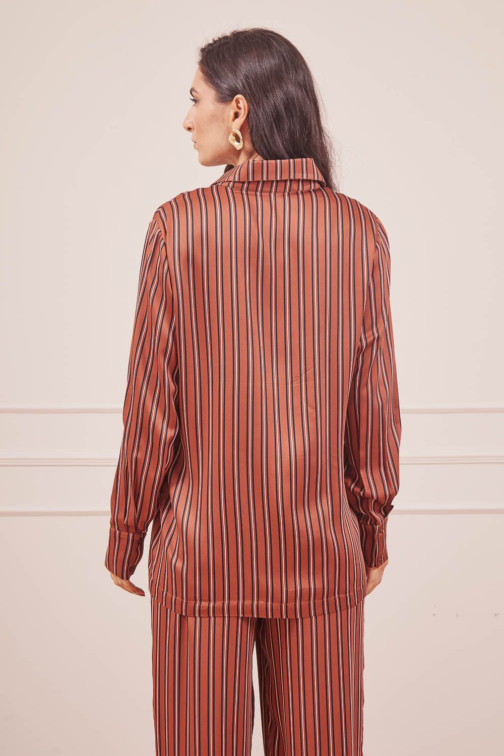BLUSA-SUPLEX-GOLA-FUNCIONAL-BEGE-CALCA-E-CAMISA-ESTA-LISTRAS-MARROM-38