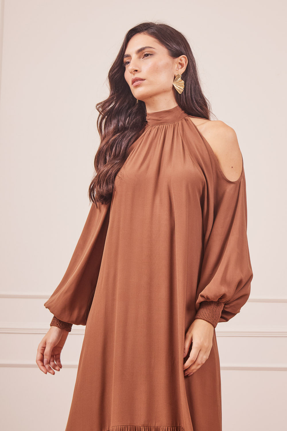 VESTIDO-LONGO-MARROM-COM-DETALHE-NA-MANGA-8