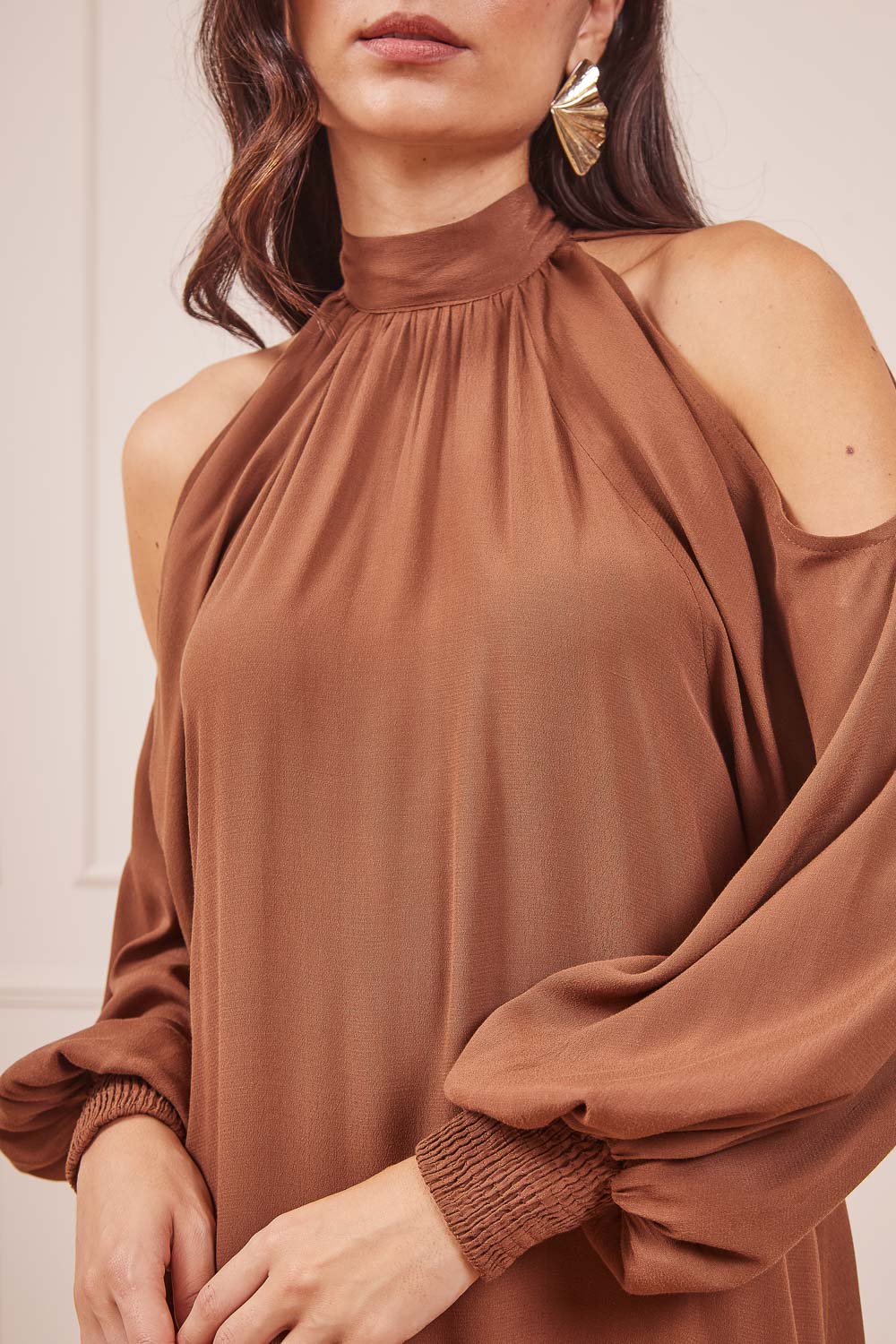 VESTIDO-LONGO-MARROM-COM-DETALHE-NA-MANGA-12