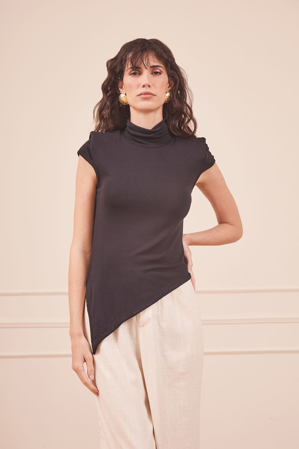 BLUSA-PRETA-OMBREIRA-2