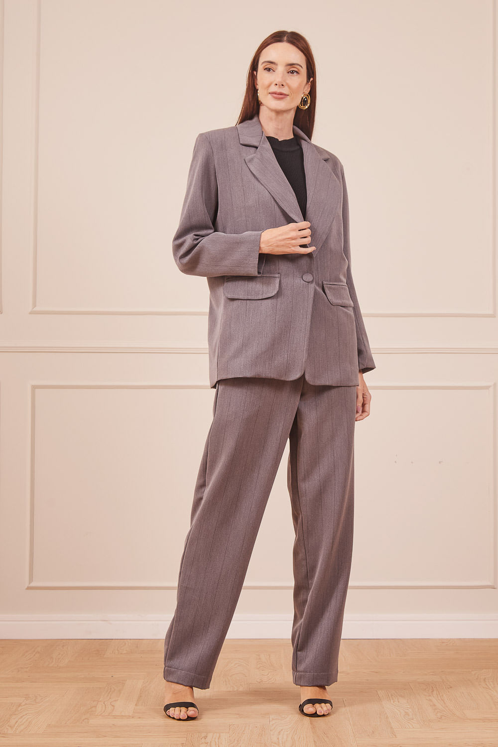 REGATA-CAVADA-TRICOT-PRETA-CALCA-E-BLAZER-RISCA-DE-GIZ-CINZA-27
