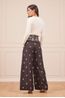 CALCA-PRETA-ESTAMPA-ARABESCO-COM-BLUSA-TRICOT-MANGA-LONGA-BRANCA-TRANCADA-27
