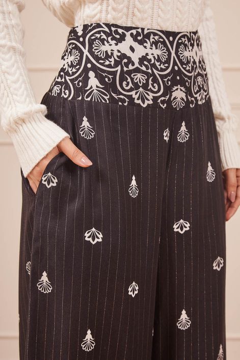 CALCA-PRETA-ESTAMPA-ARABESCO-COM-BLUSA-TRICOT-MANGA-LONGA-BRANCA-TRANCADA-16