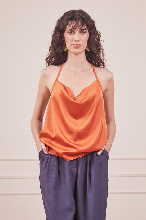 CAMISETA-SOLTINHA-CETIM-17748-LARANJA-E-CALCA-ALFAIATARIA-COM-PREGAS-AZUL-5