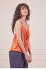 CAMISETA-SOLTINHA-CETIM-17748-LARANJA-E-CALCA-ALFAIATARIA-COM-PREGAS-AZUL-8