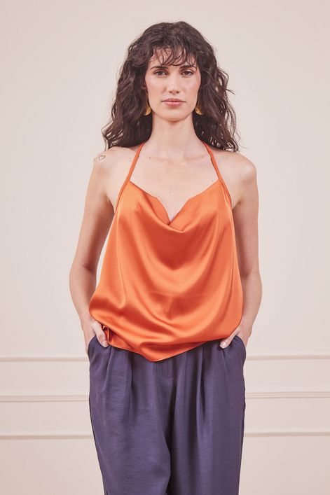 CAMISETA-SOLTINHA-CETIM-17748-LARANJA-E-CALCA-ALFAIATARIA-COM-PREGAS-AZUL-5