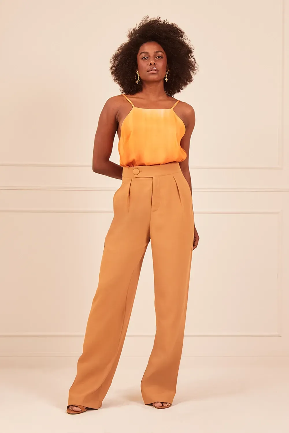 CALCA-COM-BOTAO-LATERAL-E-PREGAS