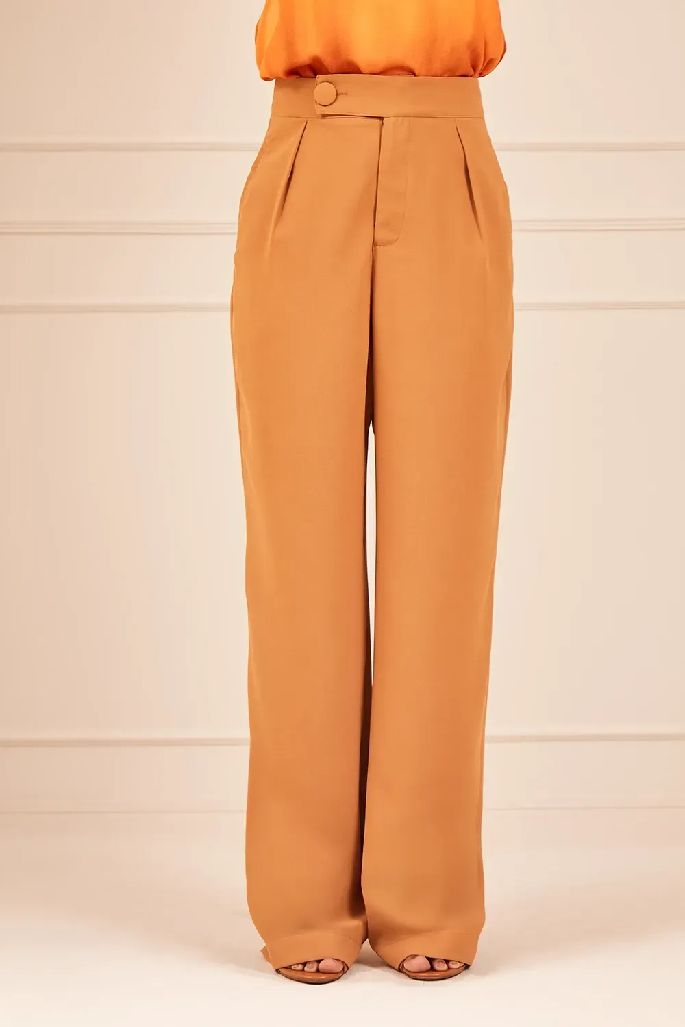 CALCA-COM-BOTAO-LATERAL-E-PREGAS