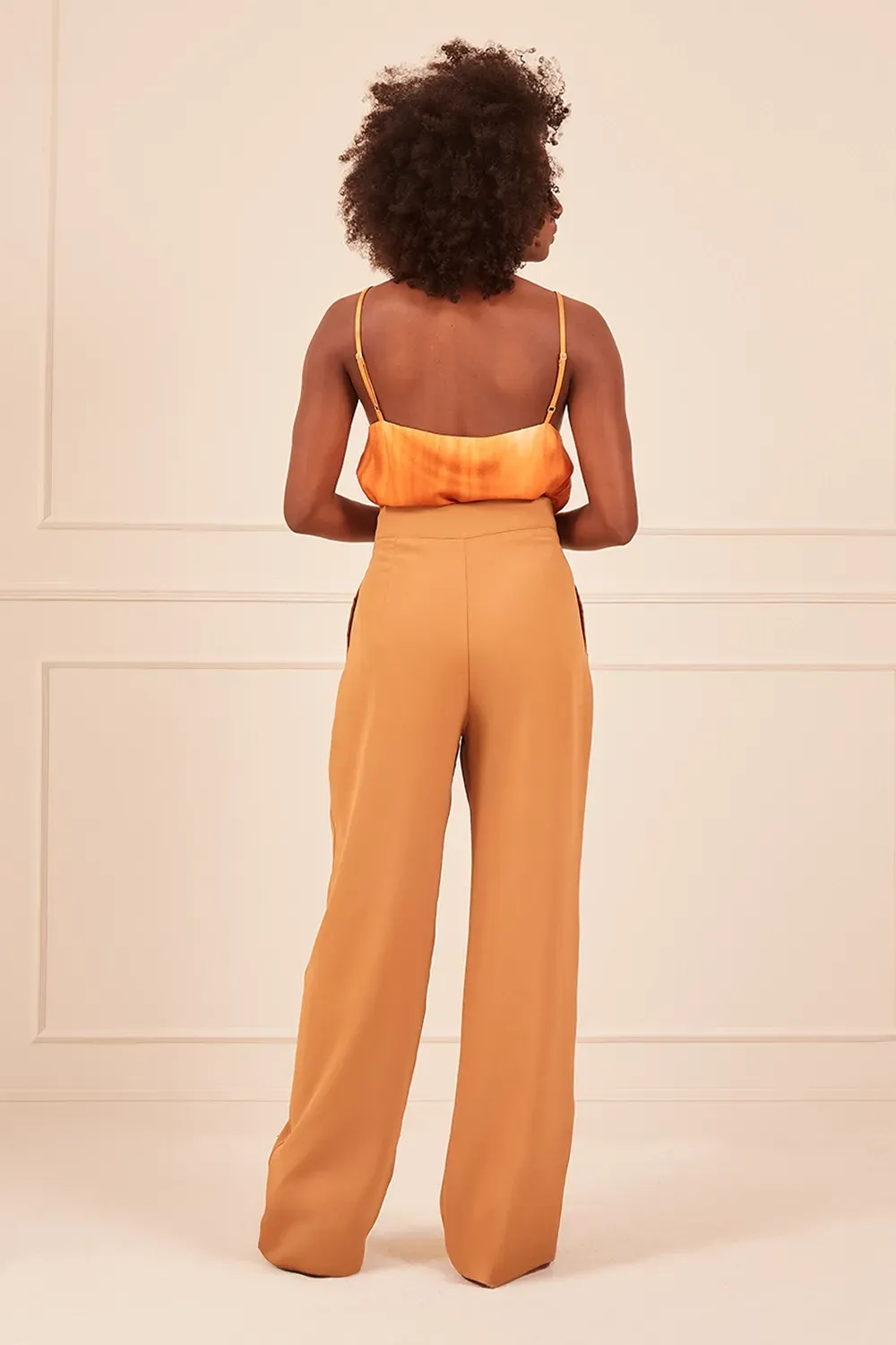 CALCA-COM-BOTAO-LATERAL-E-PREGAS