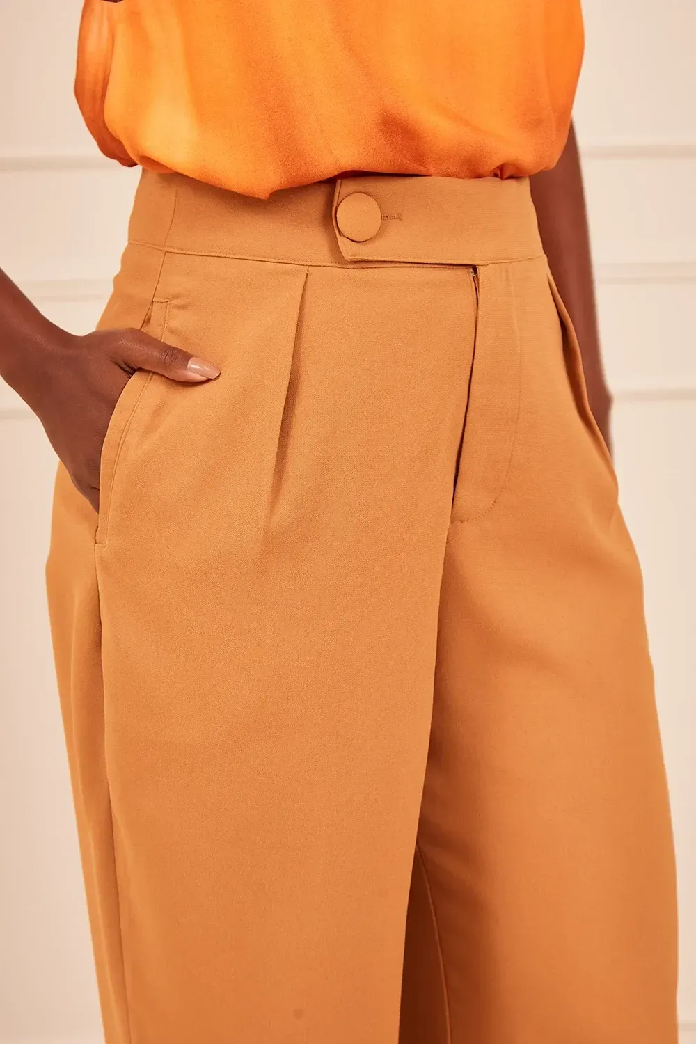 CALCA-COM-BOTAO-LATERAL-E-PREGAS