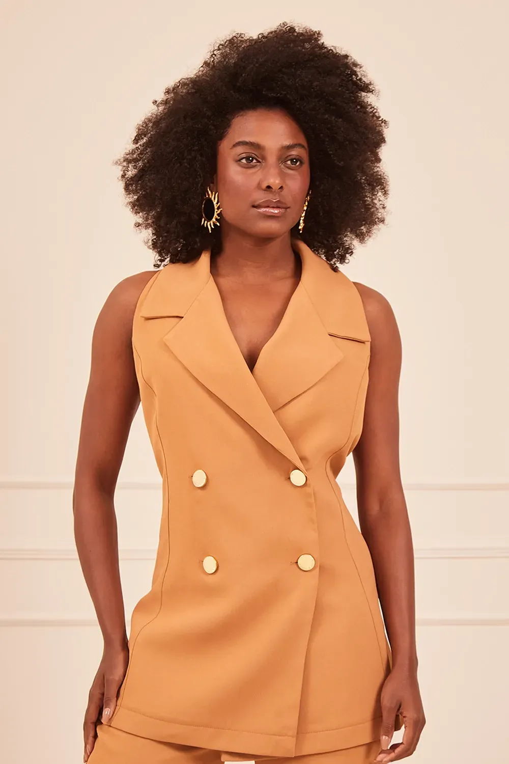 COLETE-ALFAIATARIA-COM-BOTOES-DOURADOS