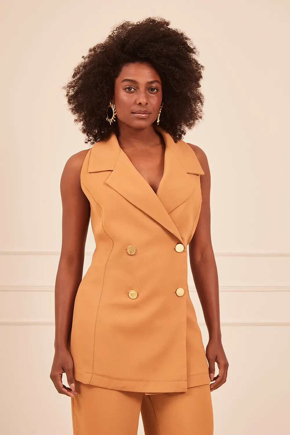 COLETE-ALFAIATARIA-COM-BOTOES-DOURADOS