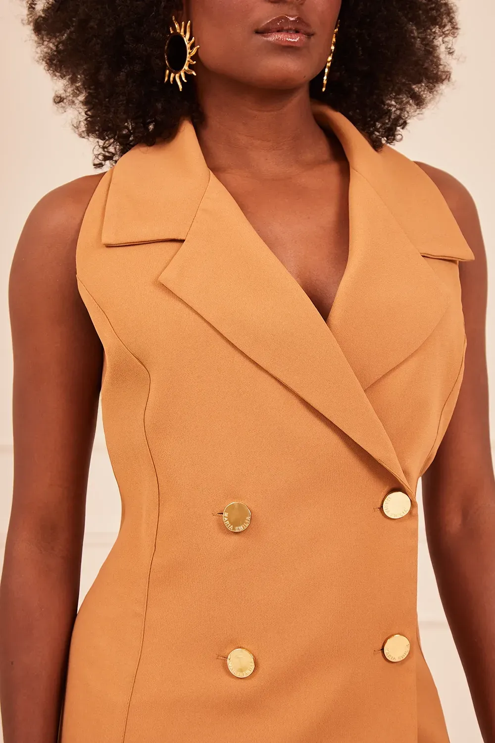 COLETE-ALFAIATARIA-COM-BOTOES-DOURADOS