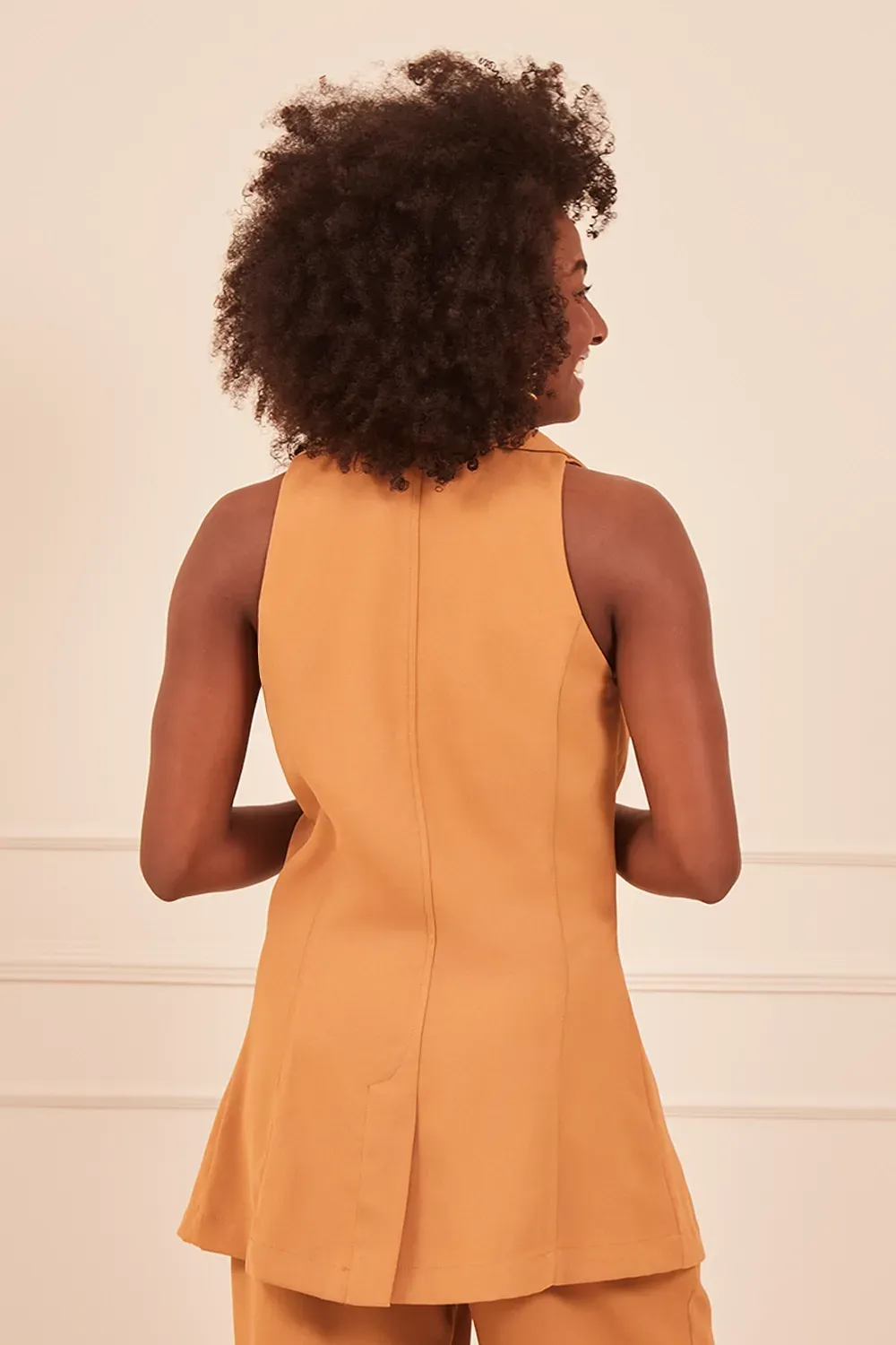 COLETE-ALFAIATARIA-COM-BOTOES-DOURADOS