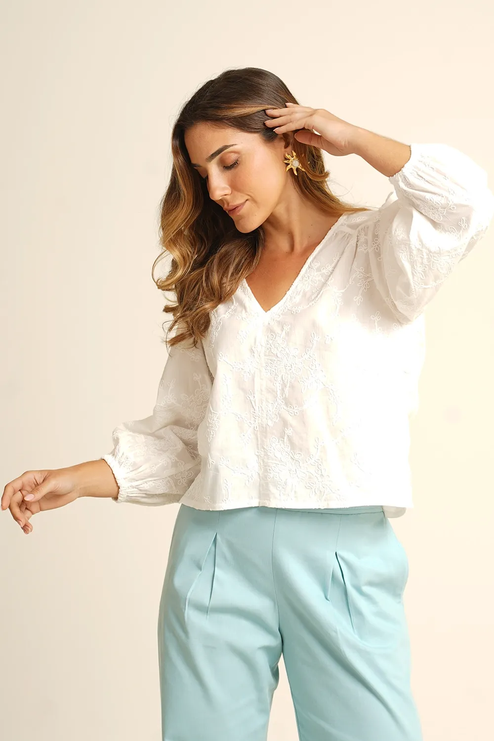 BATA-FEMININA-EM-LAISE-COM-DECOTE-EM-V