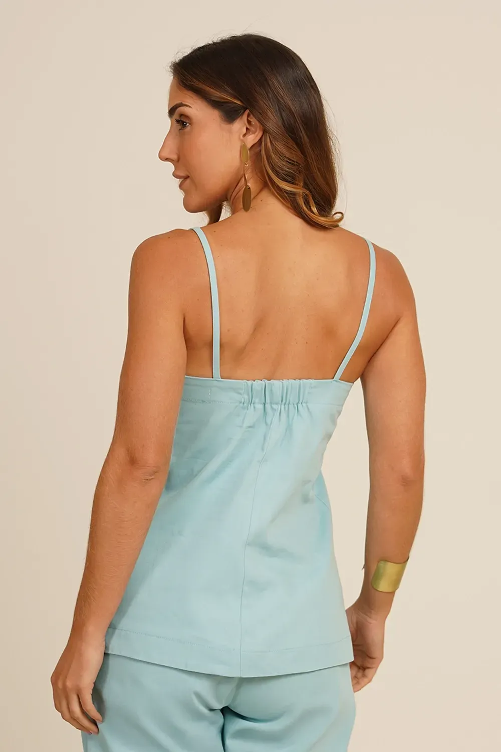 CAMISETA-ALCAS-FINAS-COM-BOTOES