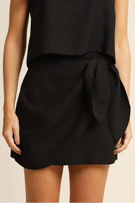 SHORT-SAIA-COM-AMARRACAO-FRONTAL