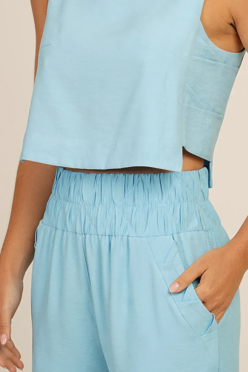 CALCA-COM-COS-LARGO-E-BOLSO-DETALHADO