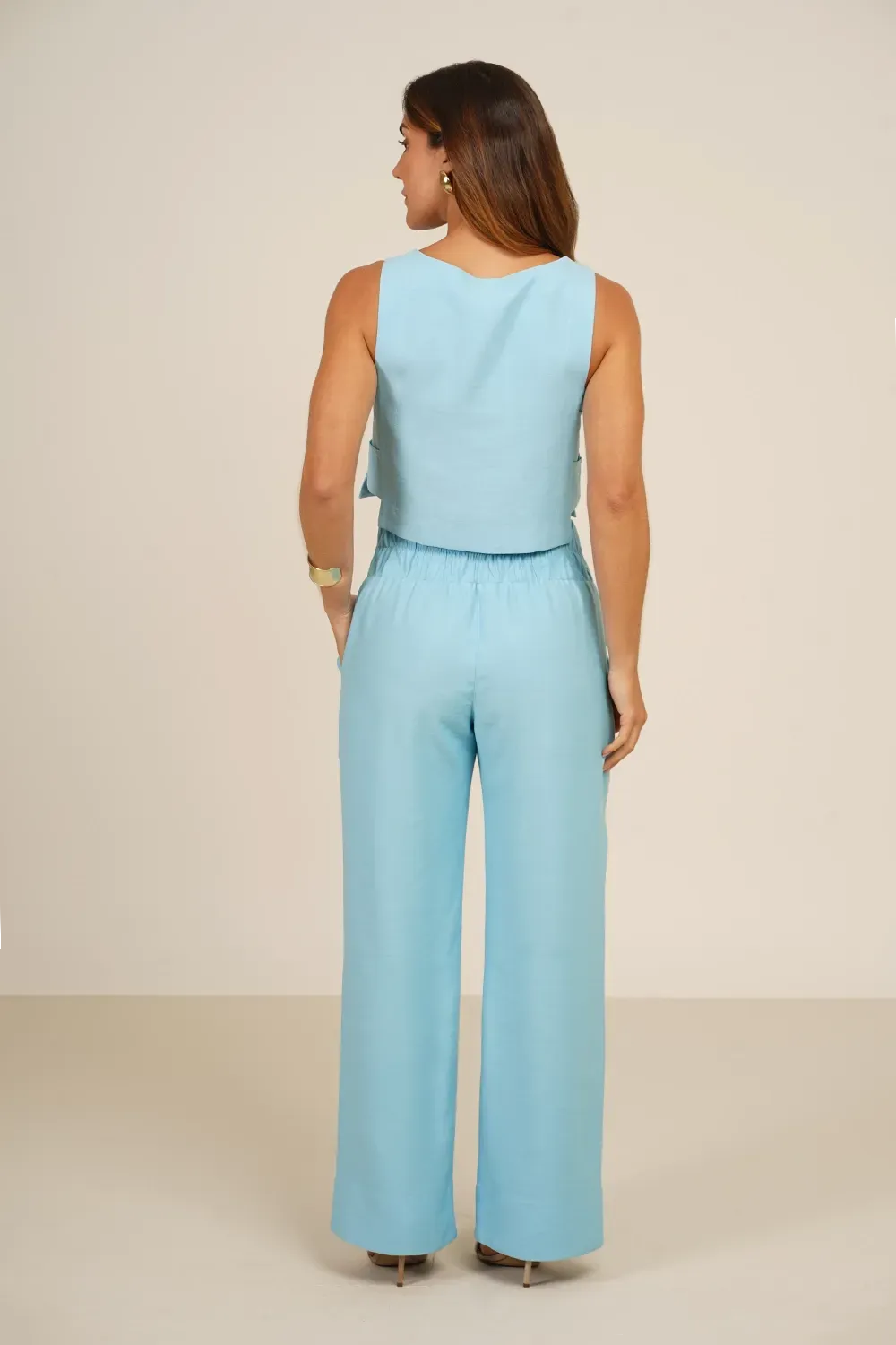 CALCA-COM-COS-LARGO-E-BOLSO-DETALHADO