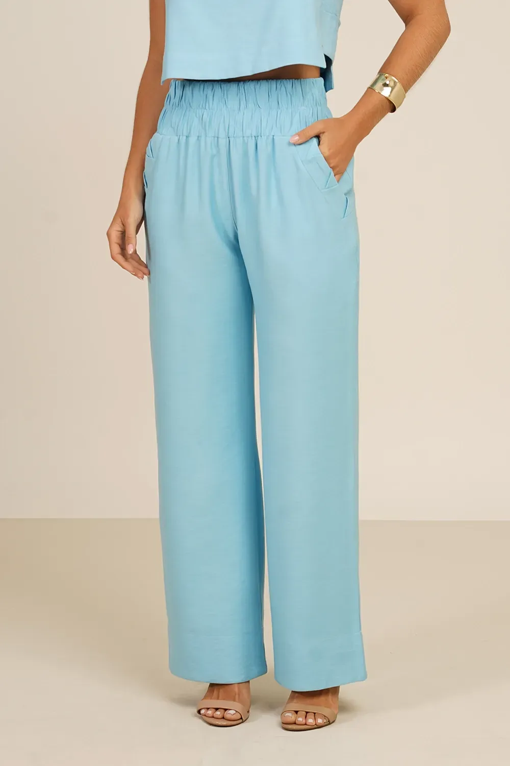 CALCA-COM-COS-LARGO-E-BOLSO-DETALHADO