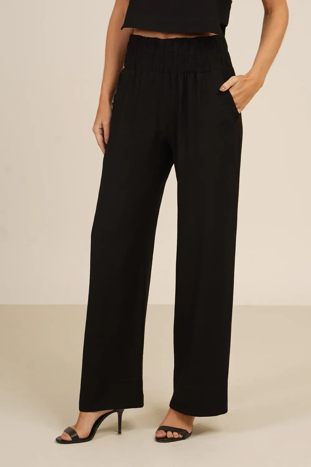 CALCA-COM-COS-LARGO-E-BOLSO-DETALHADO