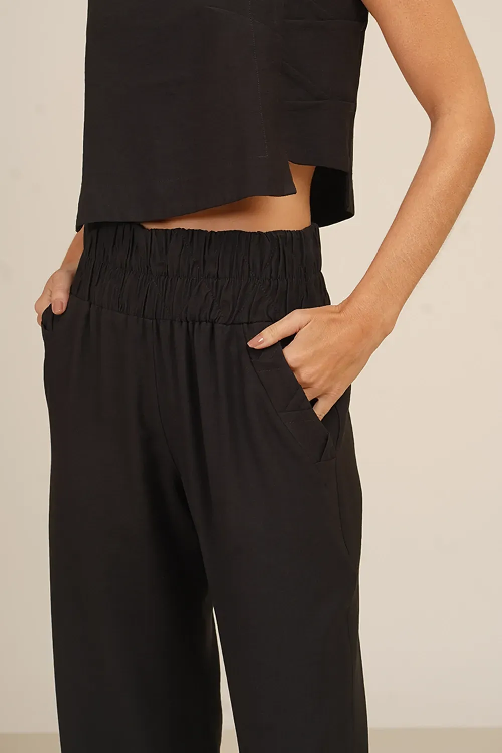 CALCA-COM-COS-LARGO-E-BOLSO-DETALHADO