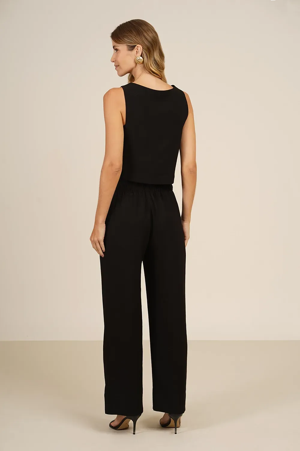 CALCA-COM-COS-LARGO-E-BOLSO-DETALHADO