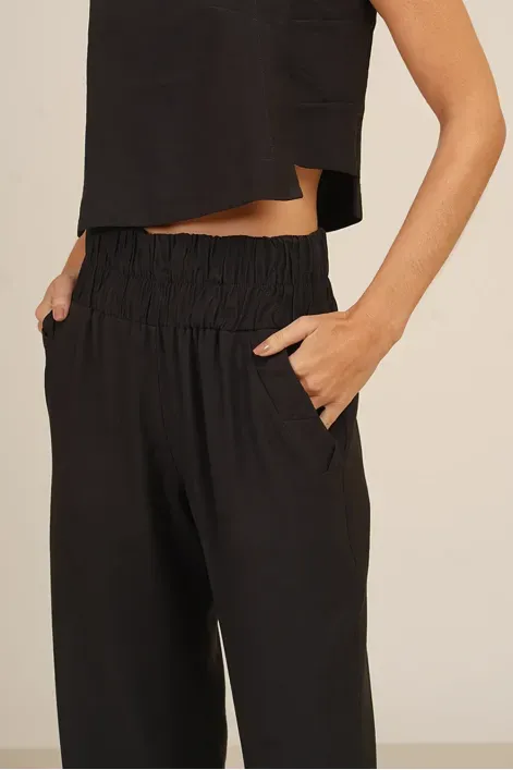 CALCA-COM-COS-LARGO-E-BOLSO-DETALHADO