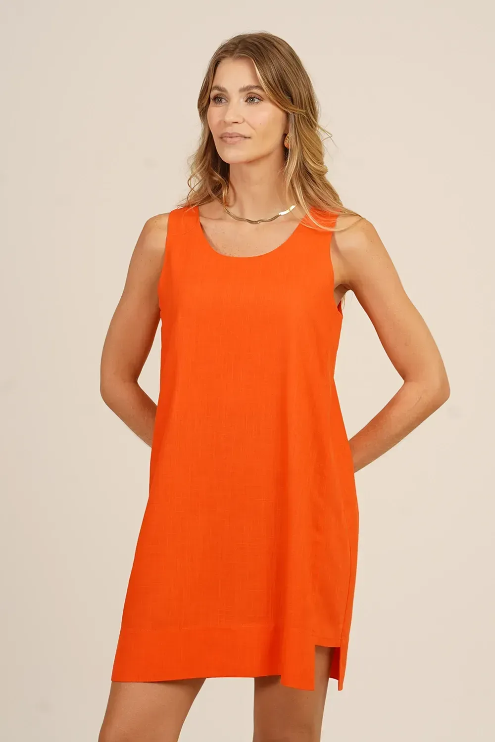 VESTIDO-COM-DEGRAU-LATERAL