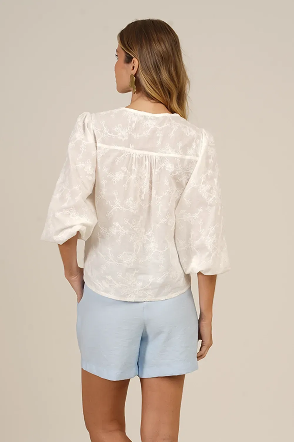 BATA-FEMININA-EM-LAISE-COM-DECOTE-EM-V