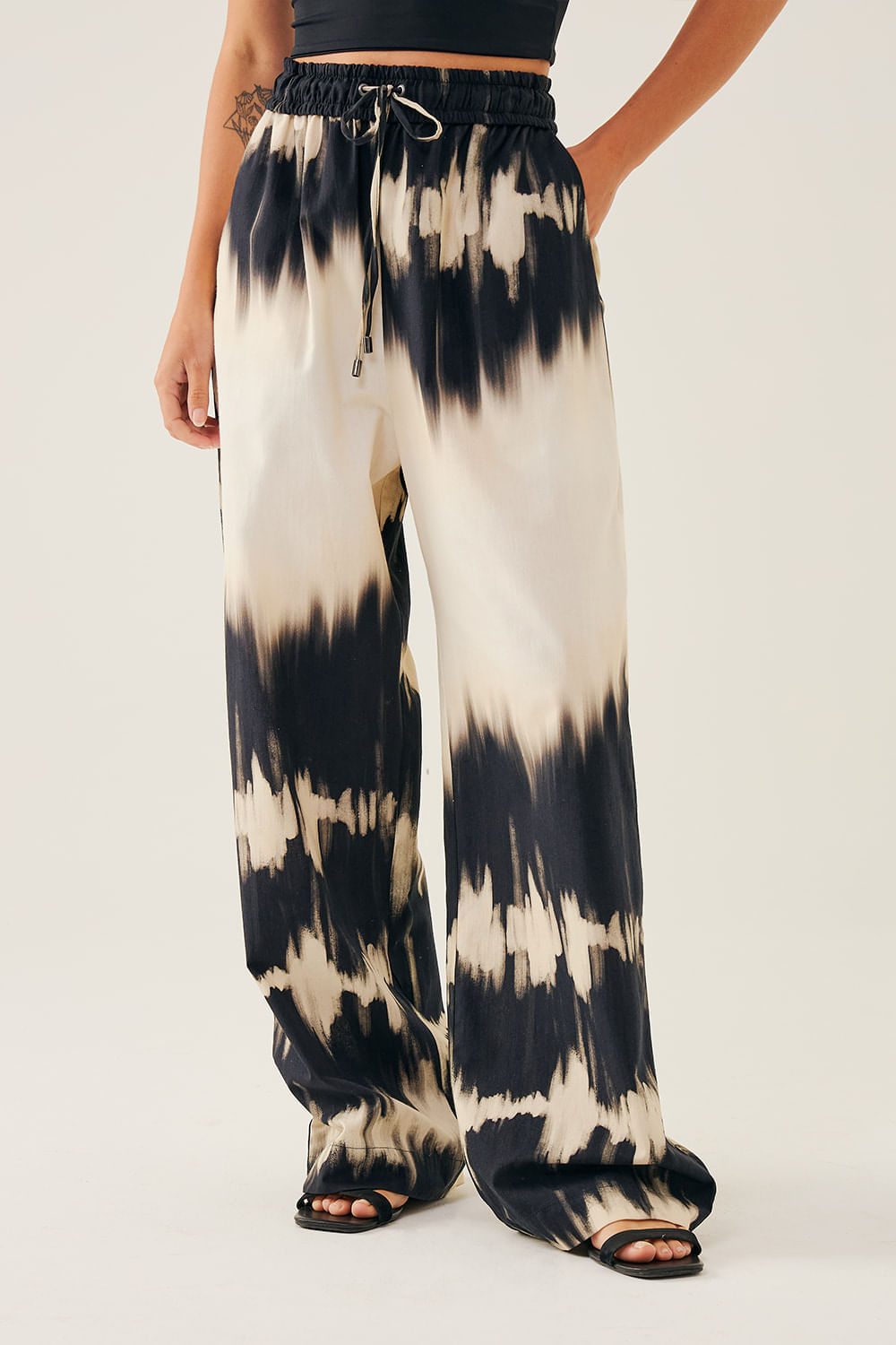 CALCA-COM-ELASTICO-NA-CINTURA