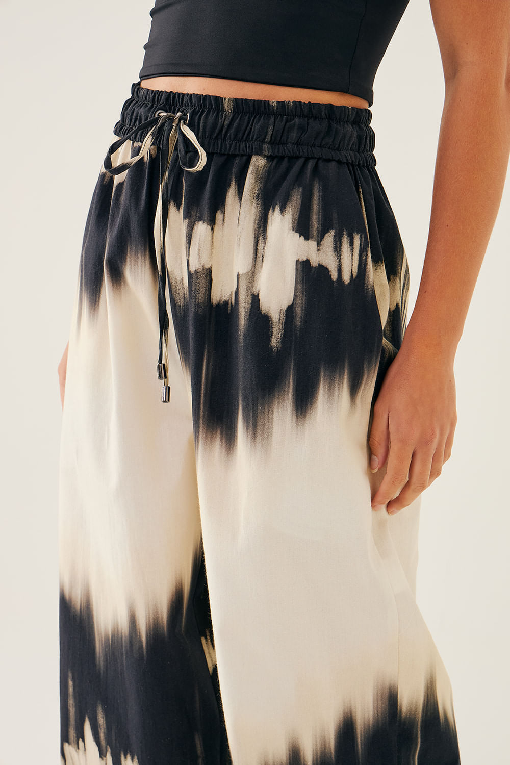 CALCA-COM-ELASTICO-NA-CINTURA