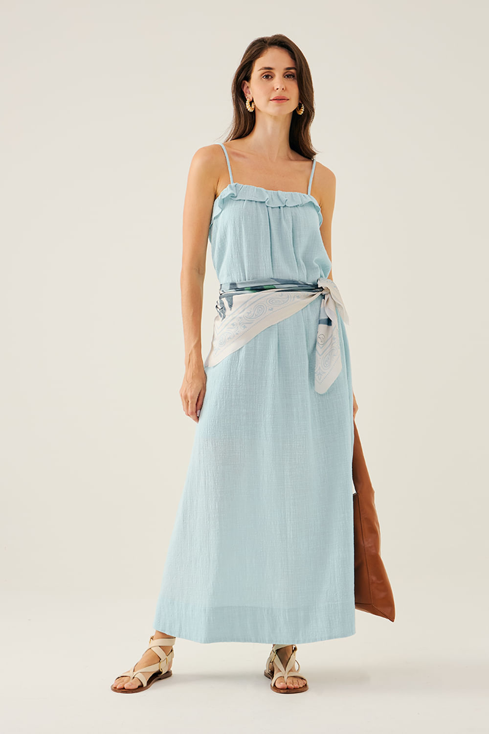 VESTIDO-LONGO-COM-ALCAS-FINAS-E-BABADO