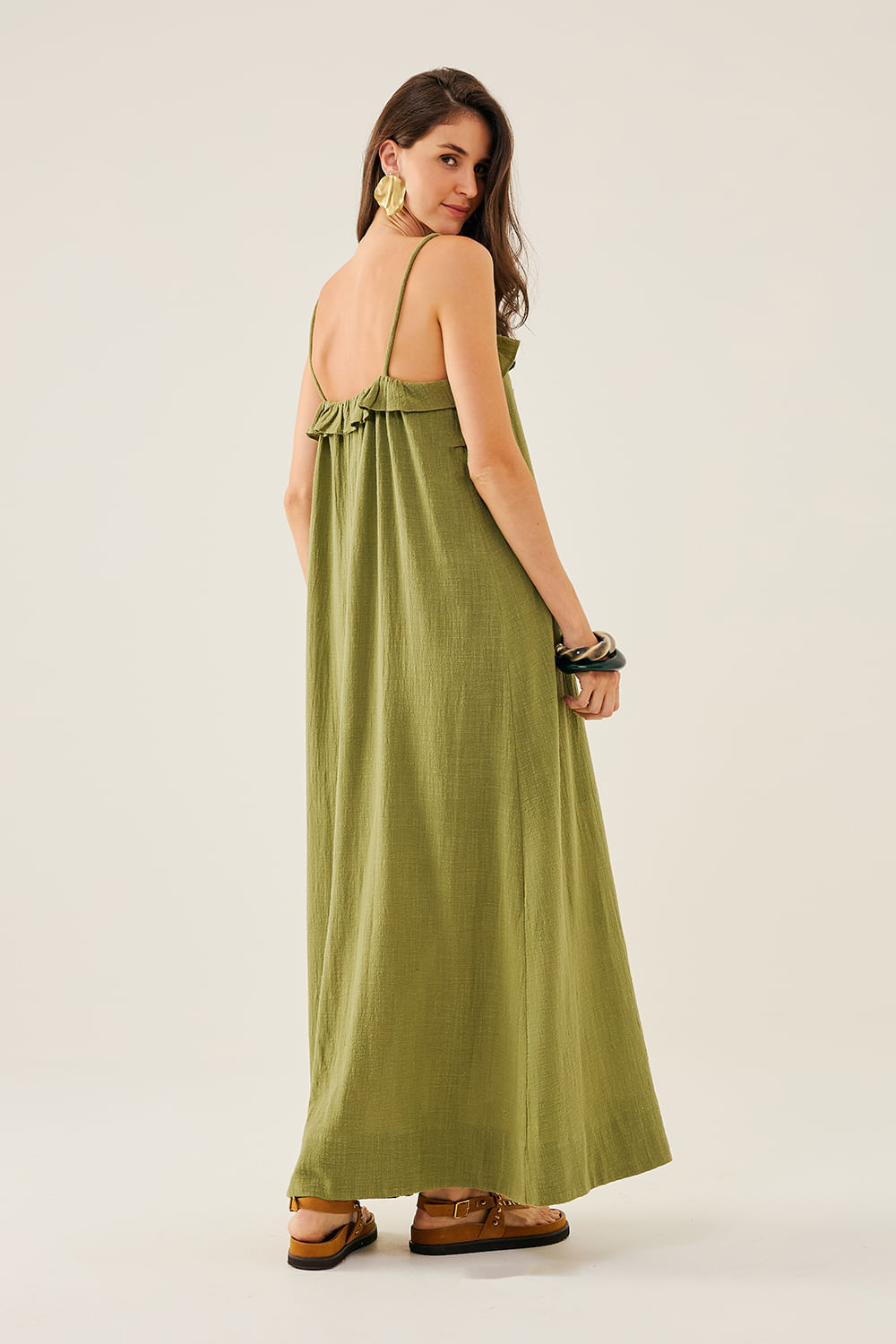 VESTIDO-LONGO-COM-ALCAS-FINAS-E-BABADO