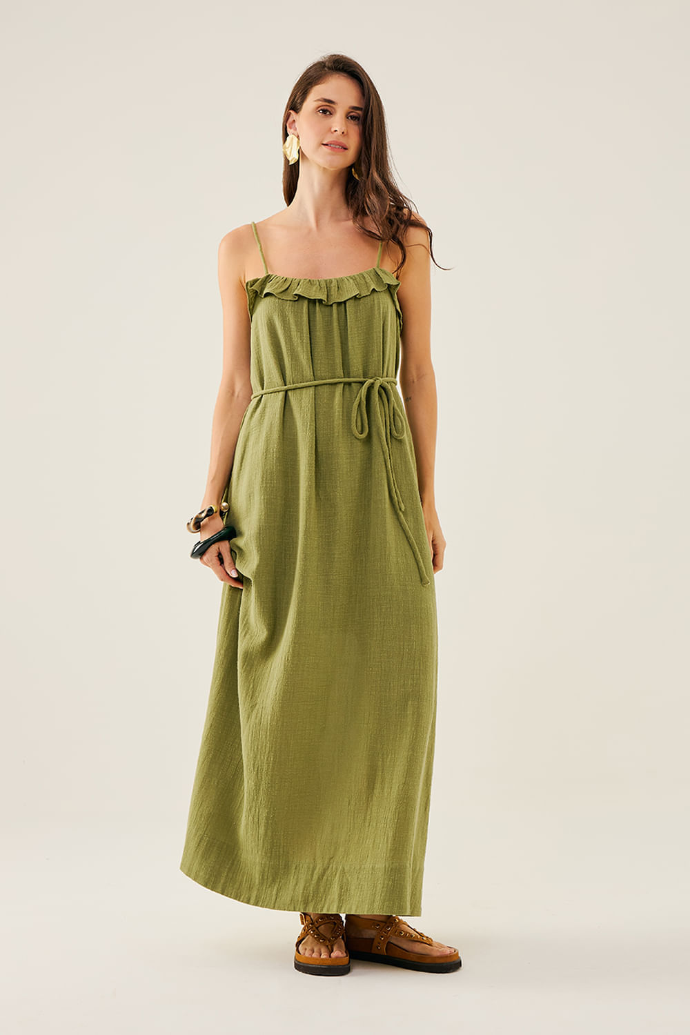 VESTIDO-LONGO-COM-ALCAS-FINAS-E-BABADO