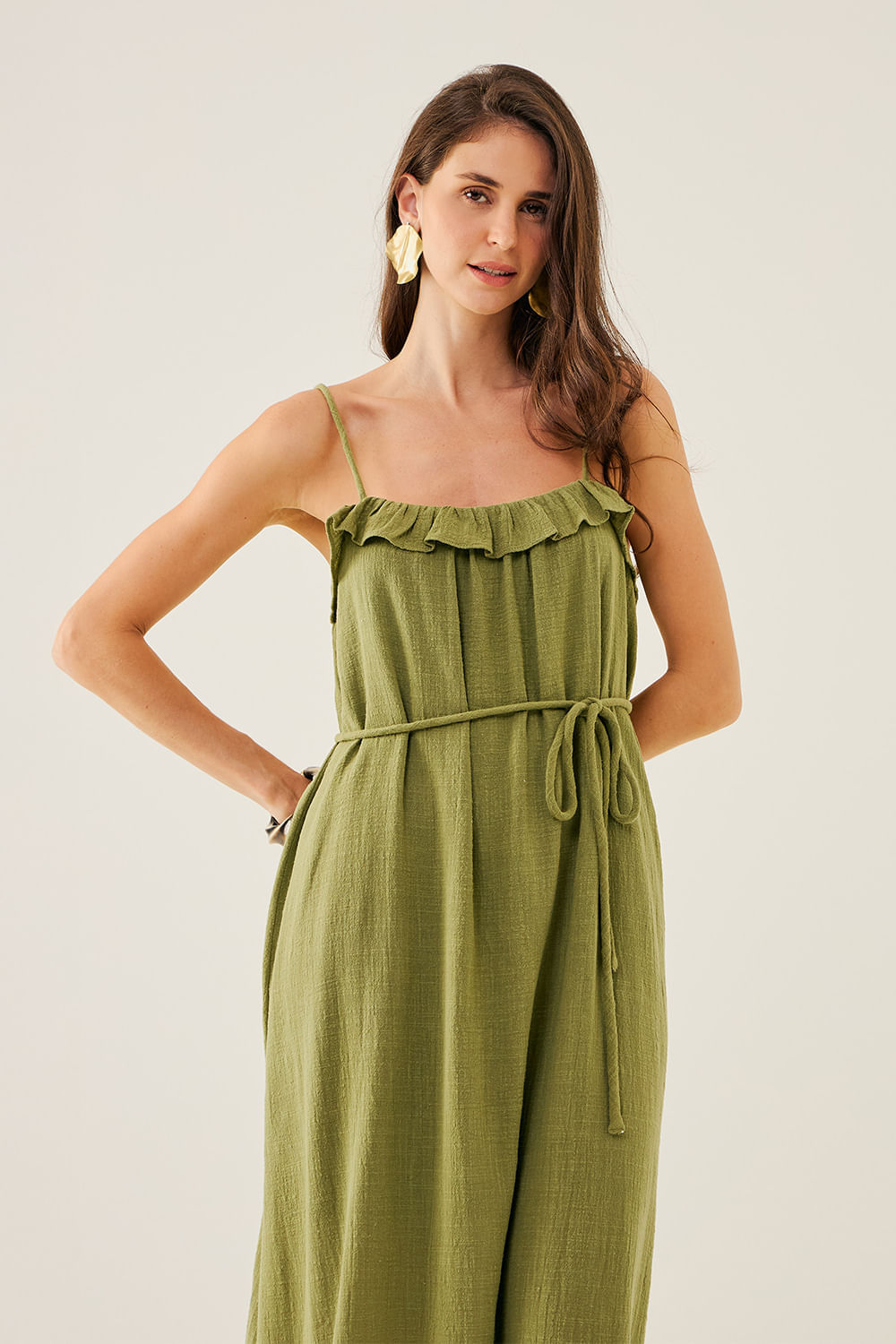 VESTIDO-LONGO-COM-ALCAS-FINAS-E-BABADO