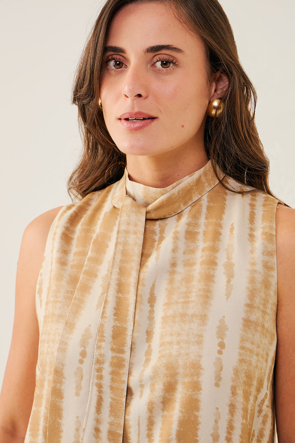 BLUSA-SEM-MANGA-COM-GOLA