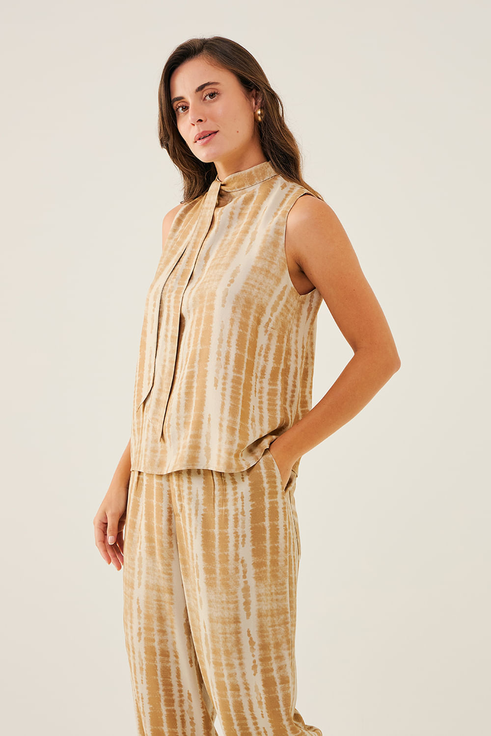 BLUSA-SEM-MANGA-COM-GOLA