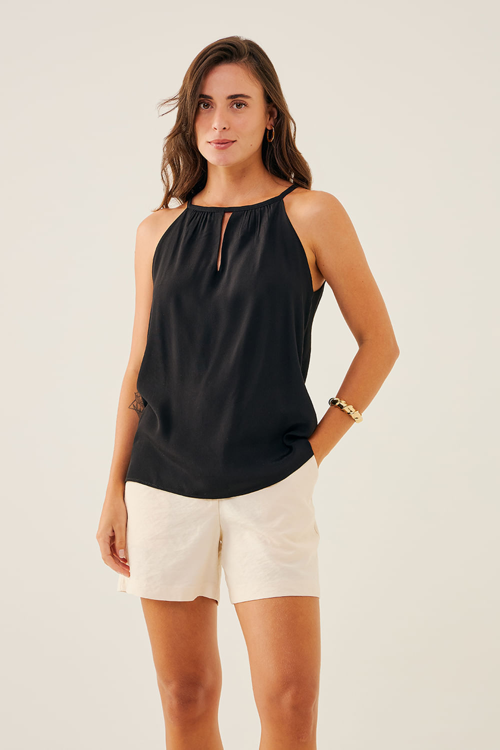 CAMISETA-COM-GOTA-NO-DECOTE