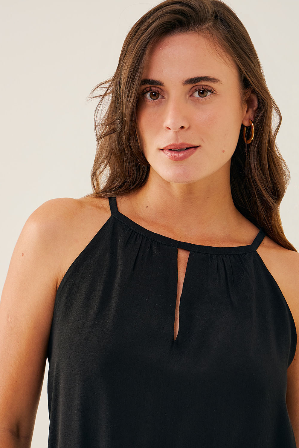 CAMISETA-COM-GOTA-NO-DECOTE